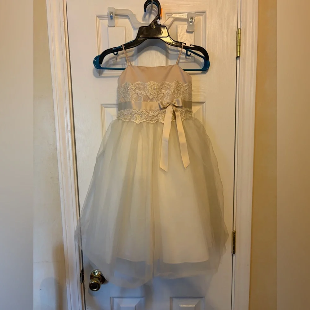 David's Bridal Girls👧🏻Ivory/Champagne Color Dress👗w Satin Waist Bow🎀Sz 3 - Picture 3 of 8